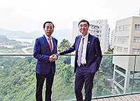 Prof. Zhang Jie, Vice-President of CAS, chats with Prof. Joseph Sung, Vice-Chancellor of CUHK, in a relaxing atmosphere